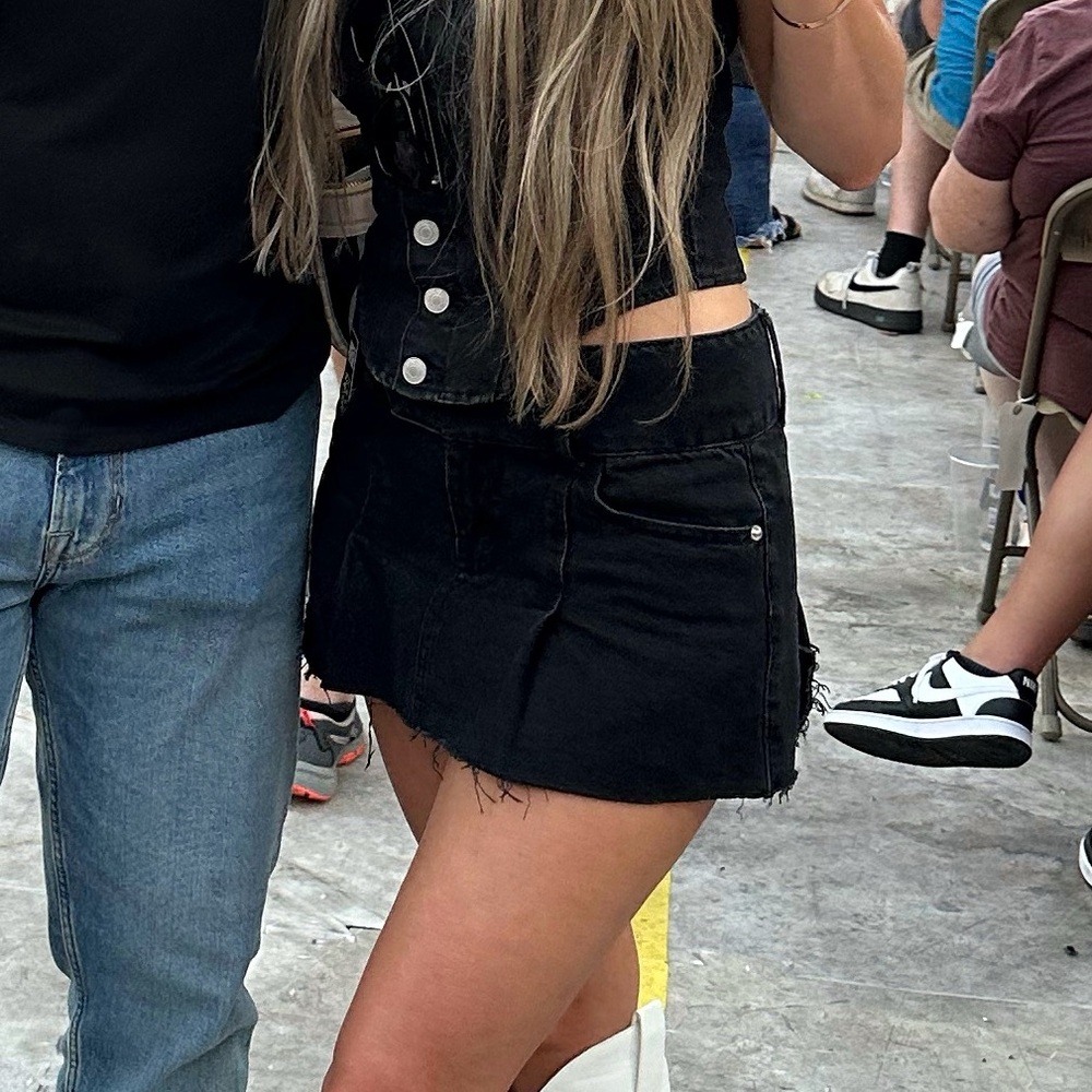 Garage Denim Micro Skort in Coal Black - Size XS - Picture 13 of 14